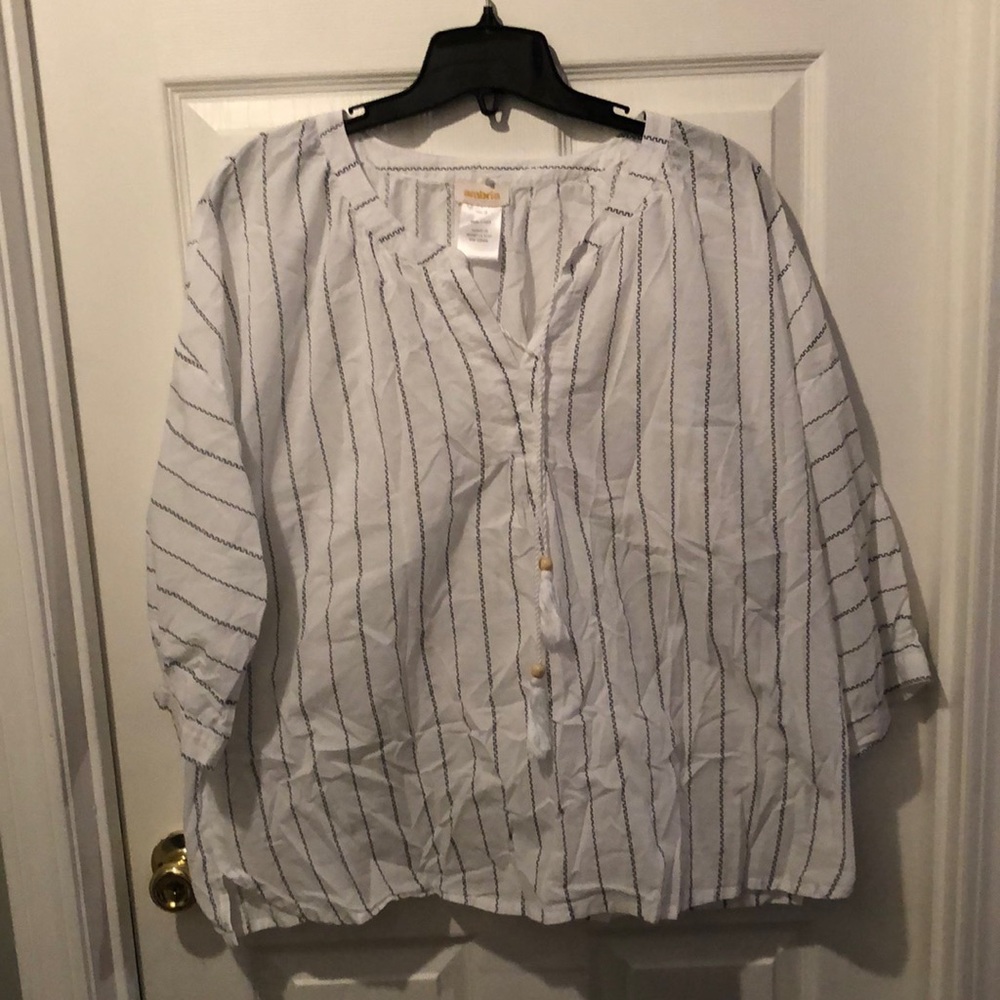 Ambria 18W v Neck with tie black and white blouse